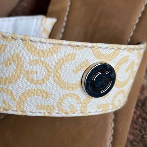 Women’s size 11 yellow and white GBG Los Angeles Slip on thong sandals - Picture 2 of 6